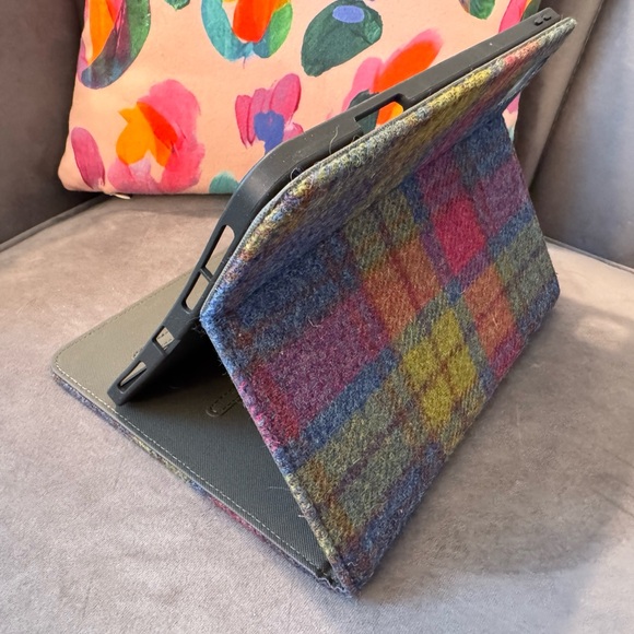iPad Pro 11 Multicolor Plaid Scottish Wool Folio Case - NWT - Picture 1 of 7